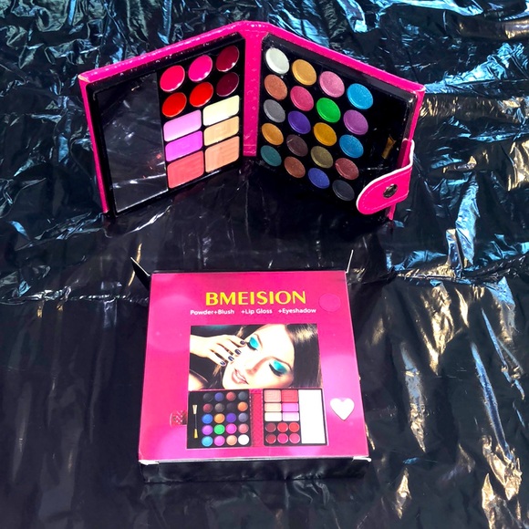 Compact makeup kit in a hot pink case (third one) - Picture 1 of 3
